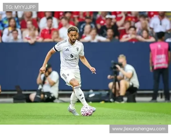 曼联进攻哑火问题显现,全队连接环节受阻,对赛季走势形成制约 曼联进攻哑火问题显现,全队连接环节受阻,对赛季走势形成制约