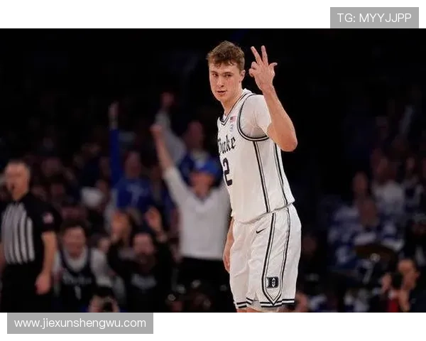 库珀·弗拉格无球跑动制造错位，拉开进攻空间改变战术格局